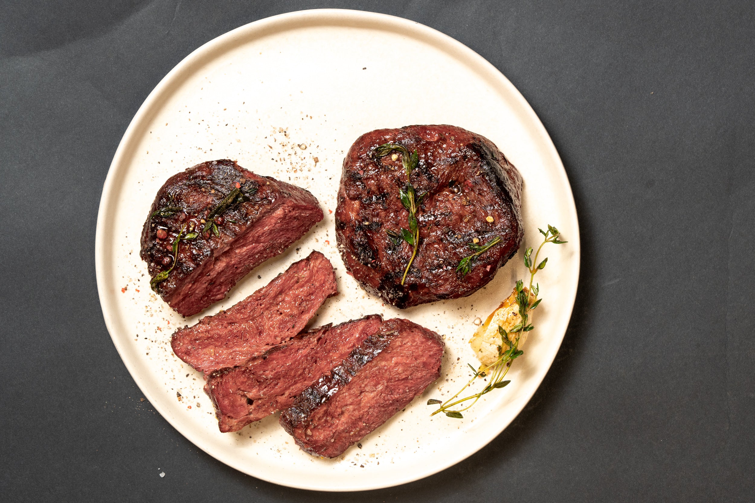 Planted lance le premier steak fermenté de son genre et augmente sa production